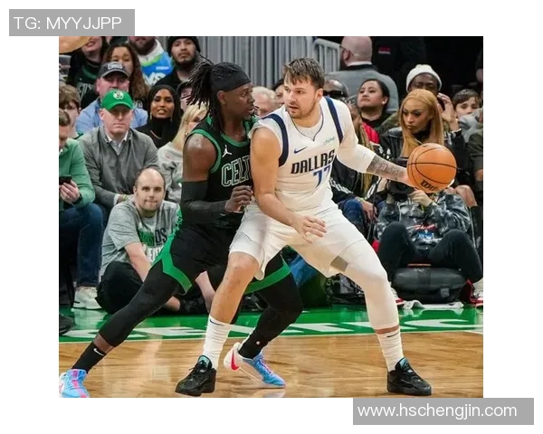 东契奇上篮被断 霍勒迪反击轻松扣篮 东契奇上篮被断 霍勒迪反击轻松扣篮