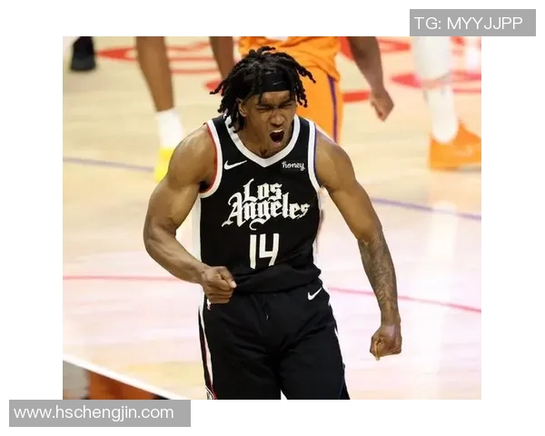 伦纳德因昨日踩到场边球迷导致右脚踝扭伤，明日比赛出战成疑